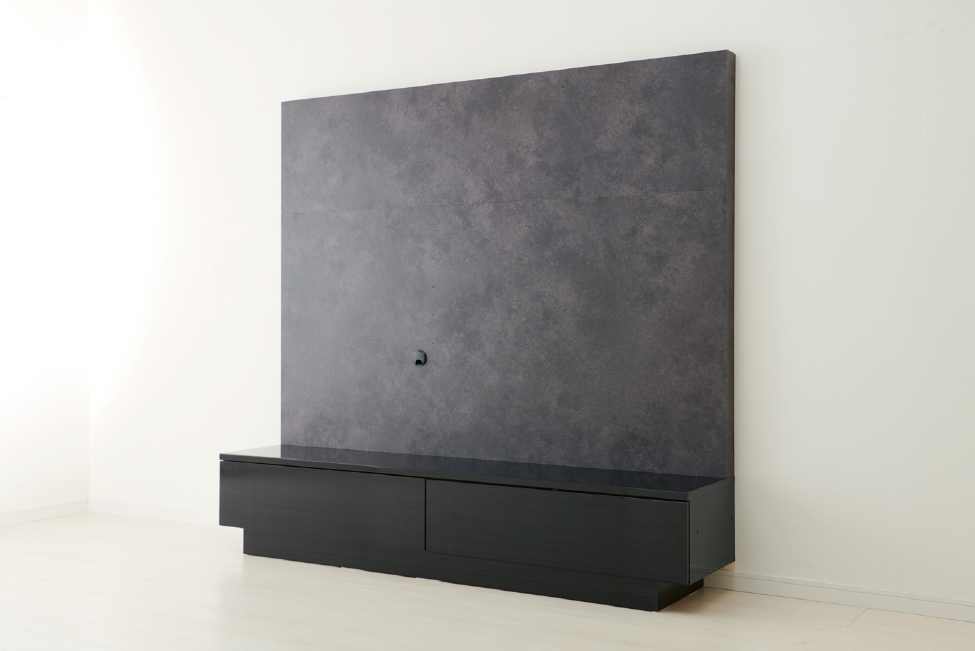 ブラックグレイン色のテレビボードにはセラミカネロ色のバックボードを組み合わせています。