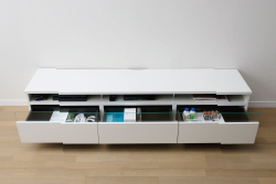 引出は各サイズに3杯設置。TV周辺機器やリビング周りの小物を収納できます。