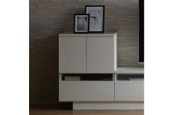 テレビボードにキャビネットを組み合わせることで収納量を増やすことができます。