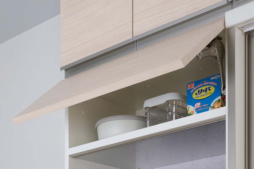 開けたままにできるフラップ扉収納