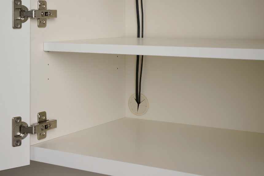 可動棚板と裏板の間に2cmの隙間があり収納部内で配線ができます。