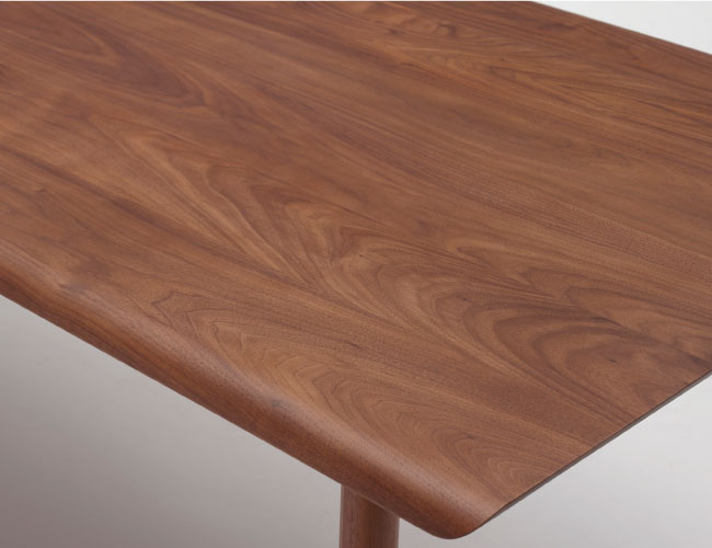 ナチュラルな風合いが美しい天然木無垢天板を使用したダイニングテーブル