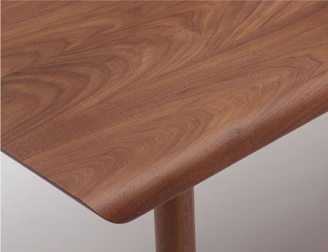 一枚の天然木テーブルが高級感のある空間をつくりあげます。