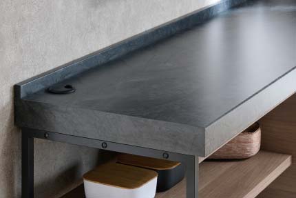 LC食器棚　継ぎ目のない一体型形状の天板