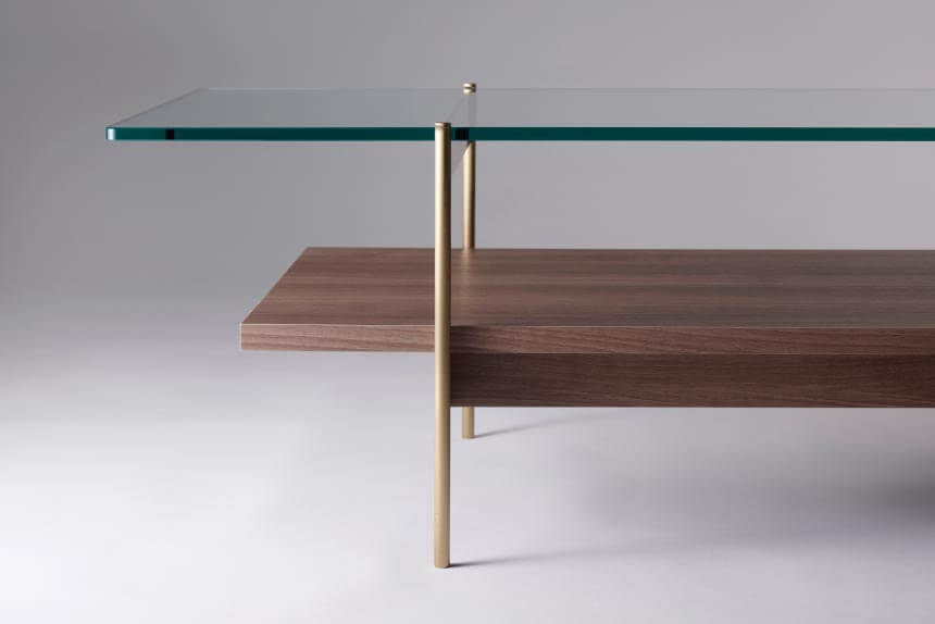 落ち着いたゴールド色の、軽やかなステンレス脚です