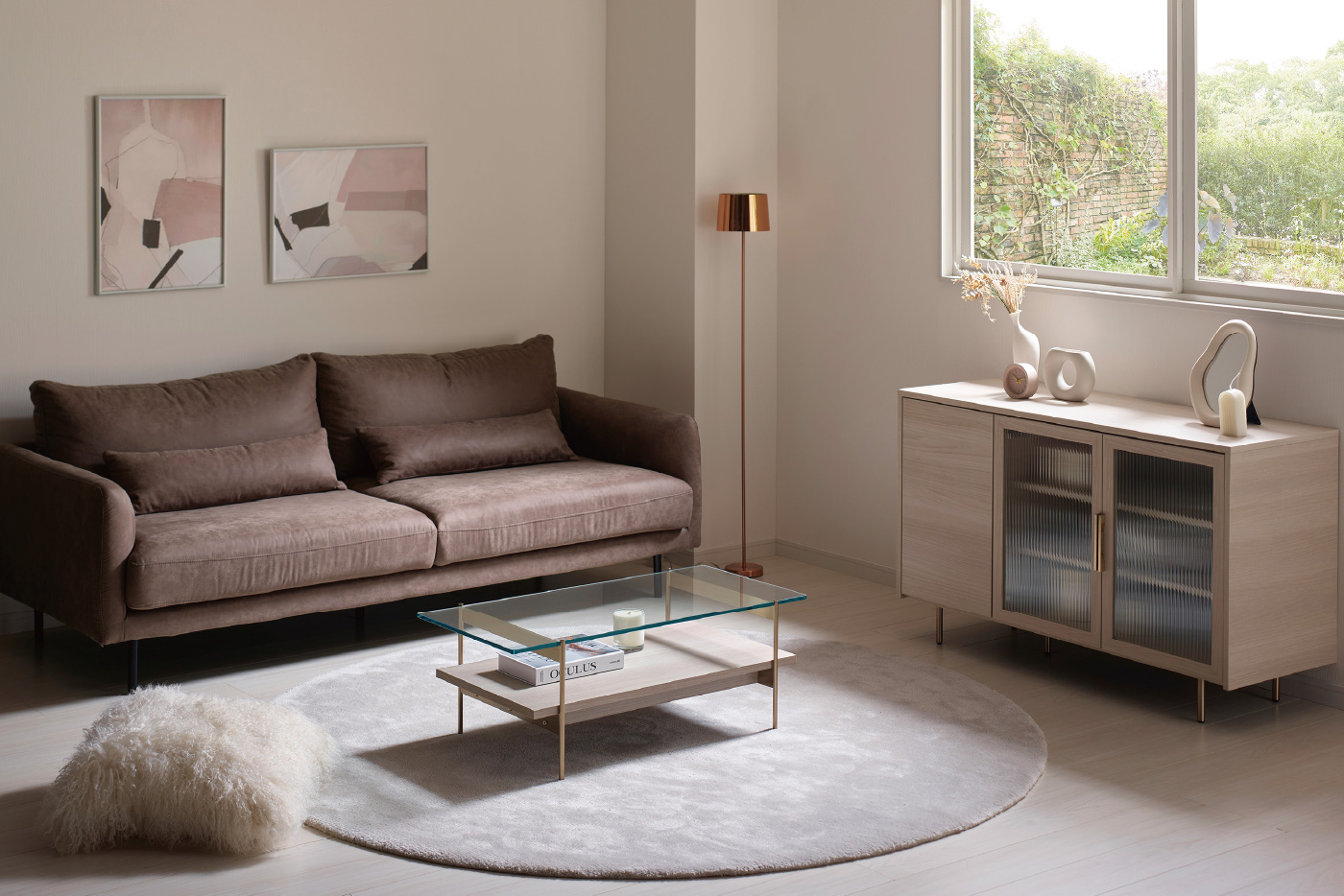 ニュアンスカラーと相性の良い、柔らかな印象のシルキーナット