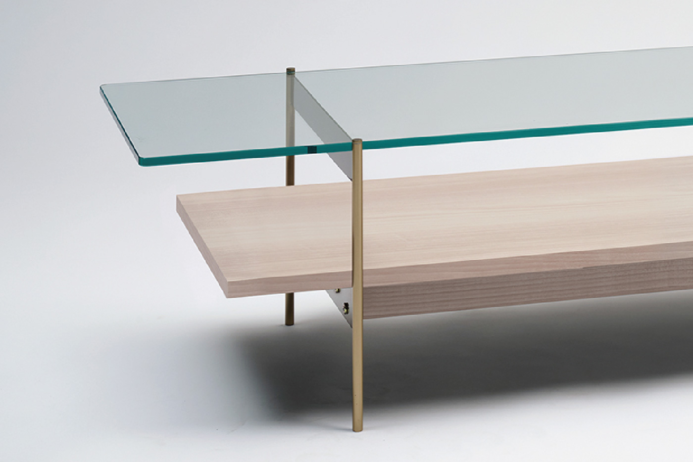 異素材を組み合わせたリビングテーブル（シルキーナット）