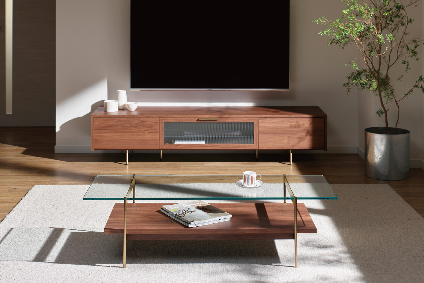 ウォールナットの木目が美しい、クラシックモダンなリビング