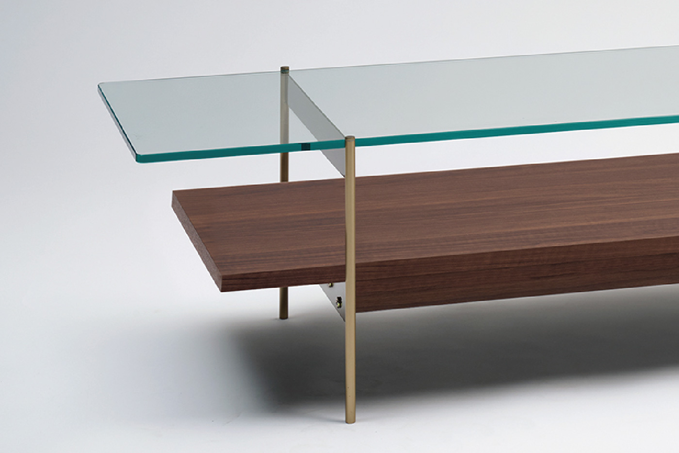 異素材を組み合わせたリビングテーブル（ウォールナット）