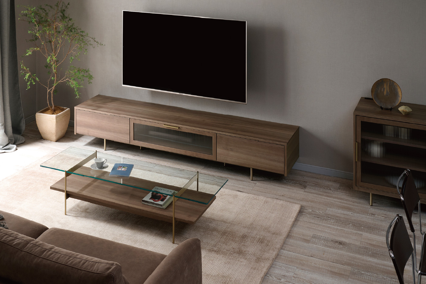 スモーキーなグレイッシュナットの木目がエレガントな雰囲気を演出