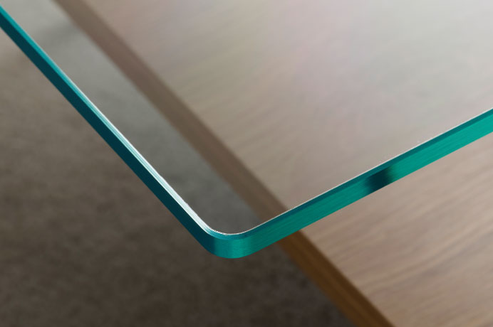 透明感と耐久性を両立する10mm厚のガラス天板。
