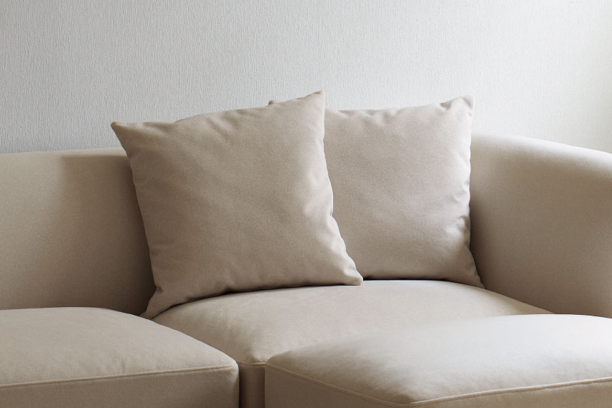 ソファと同素材のクッション（450×450mm）2つが付属します。
