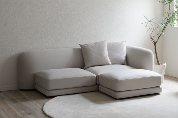 抜け感のある片肘デザイン。