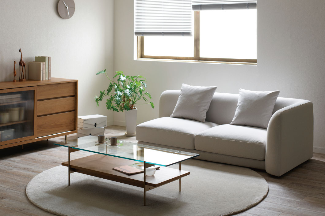 ゆったり座れる低めスタイル。 開放感をつくるローソファ。