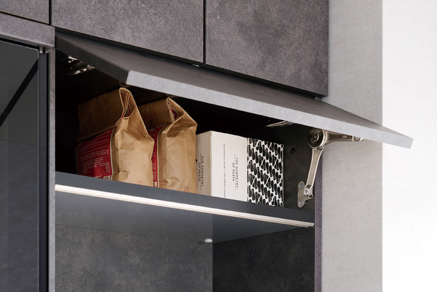 上部はフラップ扉収納です。