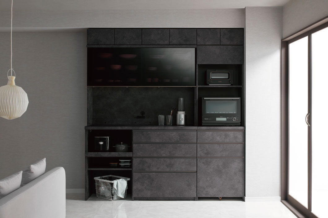 天井までの高さを上置やフィラーで埋めることで、見た目の統一感がアップし、耐震性能も付与できます。