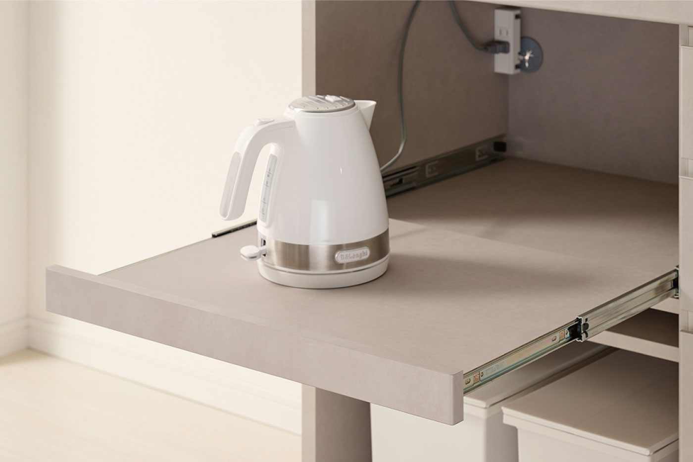 引き出せる家電収納、コンセントコードをすっきり収納できるコンセントフック付き