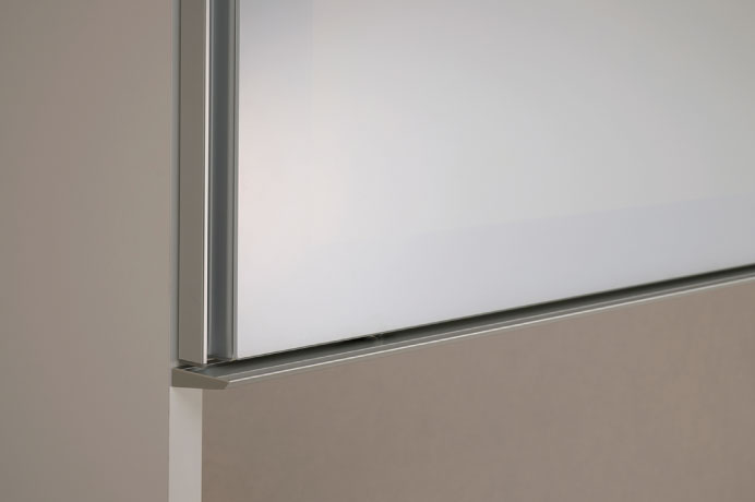 引戸はすっきりと見えるアウトセット仕様。