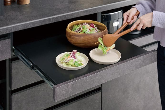 サービステーブルを備え、ちょっとした作業や配膳もスムーズに。