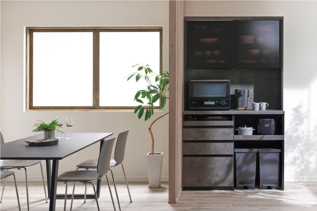 サービステーブルを備えた食器棚は、配膳や作業もスムーズに行えます。