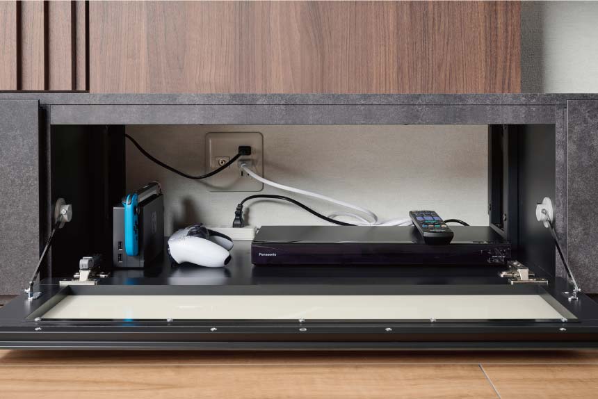 KPフラップ扉収納は背面がオープン仕様なのでコンセントにそのまま配線できます