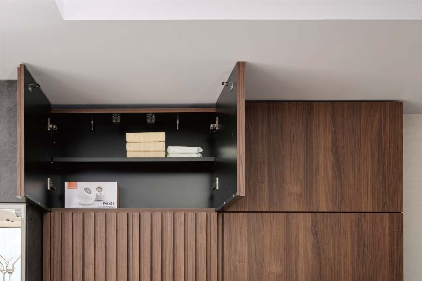 リブパネル部分のみ、開き戸の収納機能付き。 扉下部に手かけがあります。