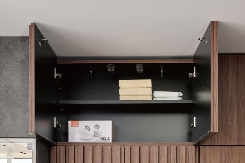 開き戸の収納機能付き。扉下部に手かけがあります。