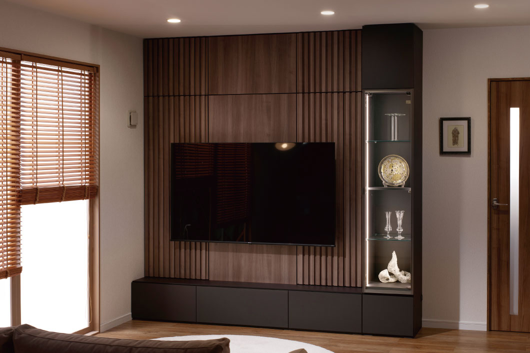 上置きやフィラーを使って天井までの隙間を少なくできます